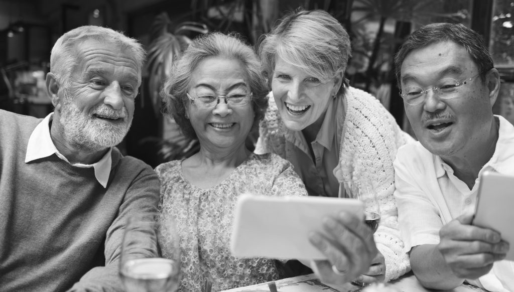 Cómo las conexiones sociales mantienen a los mayores felices, sanos y con una vida más larga