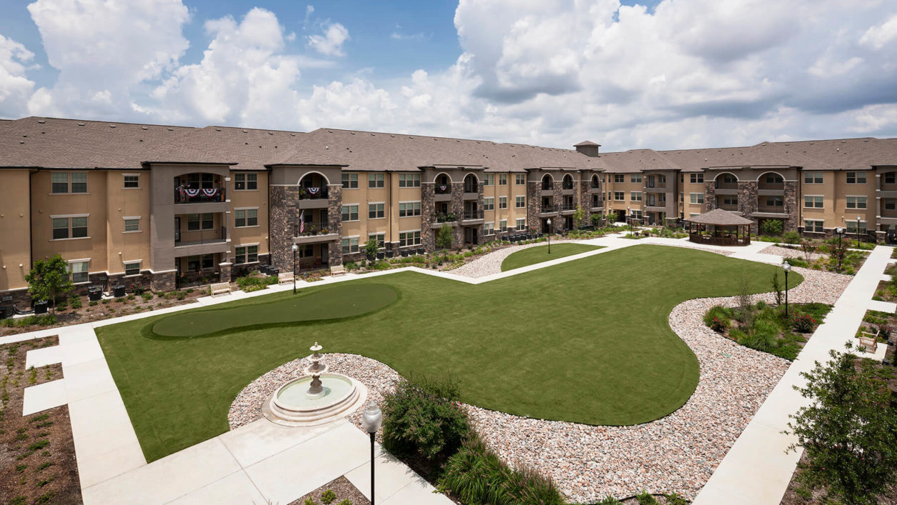 Lloyd Jones se asocia con ST Real Estate Holding Inc. para adquirir Trinity Courtyard en Fort Worth, Texas